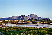 Le isole Lofoten Norvegia. Nei pressi di Andenes (Andoya) alla luce del sole di mezzanotte.